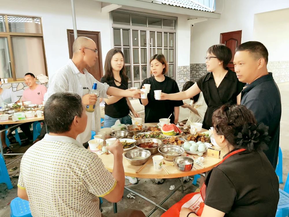 端午佳節即將來臨之際 四川博水環保 主管團隊 攜節日禮品 ，向駐扎眉山工業園區污水處理廠項目駐地員工，送上深切的慰問和關懷